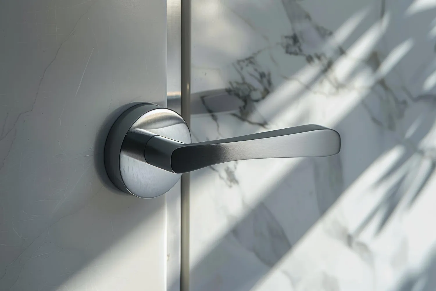 Modern minimalist door handle with sleek lines in a bright interior setting. มือจับประตูสไตล์มินิมอลทันสมัยในห้องที่สว่างสดใส