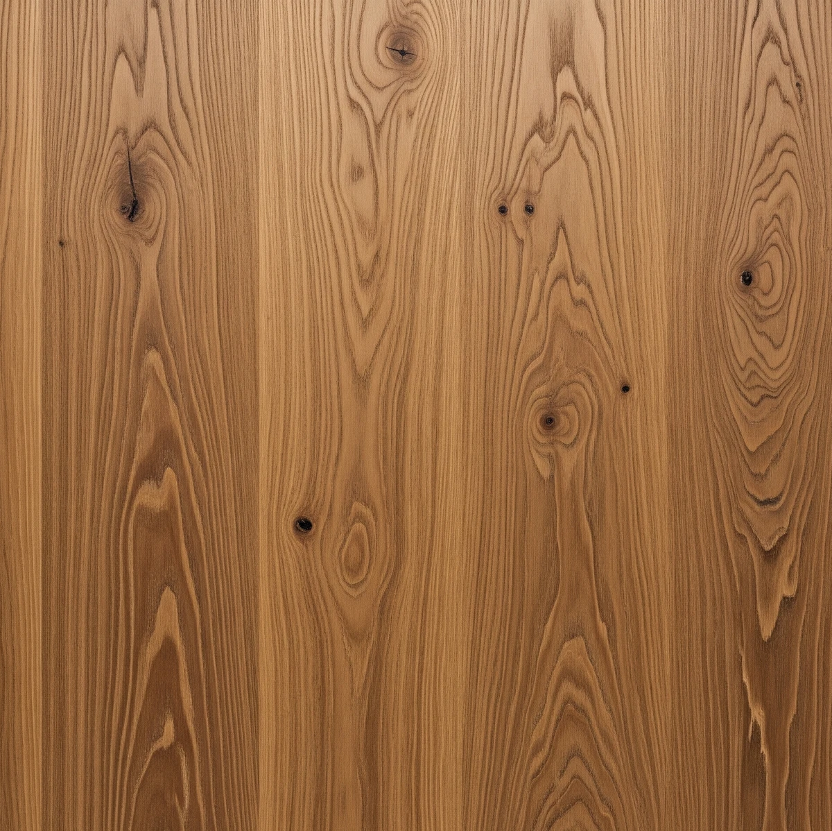 ไม้โอ๊ค oak wood มีคุณสมบัติเป็นไม้เนื้อแข็ง ทนทาน ใช้ตกแต่งภายในบ้าน