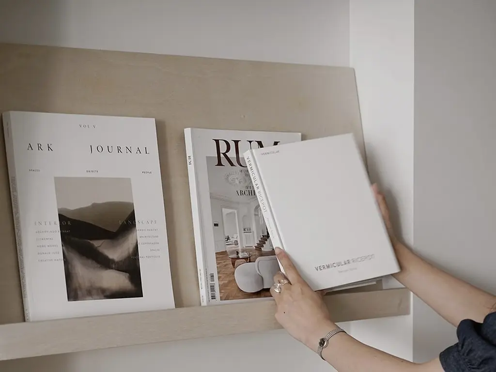 ตกแต่งภายในให้สวยงามด้วยหนังสือปกแข็ง